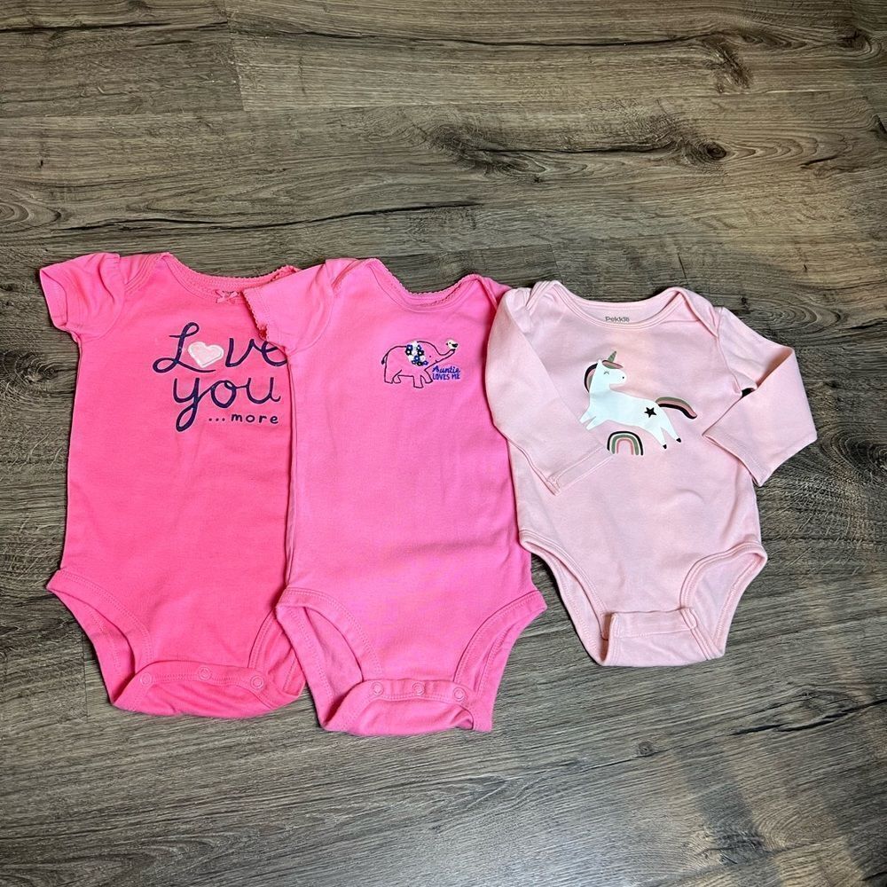 Set of 3 baby bodysuits size 6 and 9 months